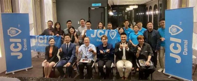 新闻发布会之后的一张大合照。