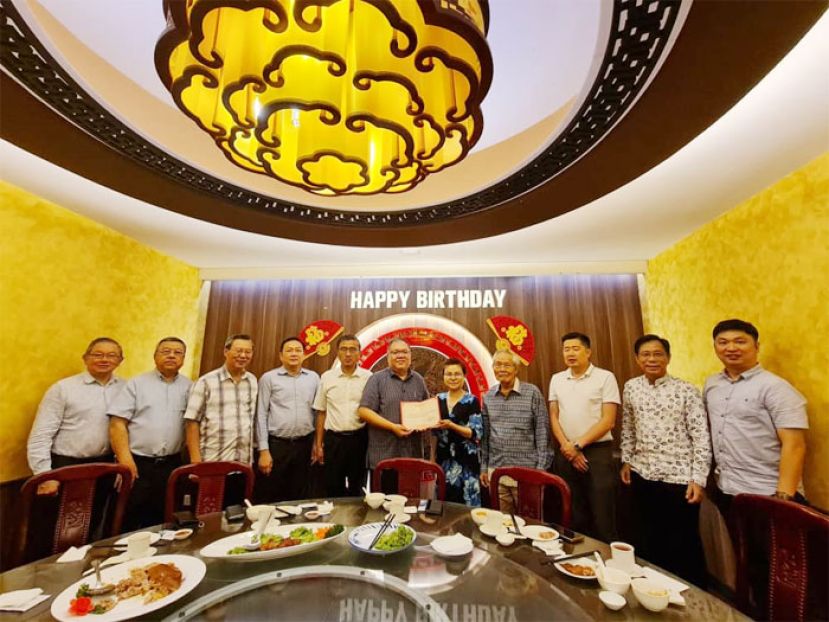 北京市侨联马来西亚归侨联谊会会长兼北京大学药学院教授黄清河（右五）移交敦聘书予拿督黄国辉（左六），左五为李中军教授。左一起为中友会秘书长田荣喜、署理会长许庆喜、中友会副会长张光福、砂中友协财政及砂拉越大学教授王运才博士。右一起为古晋中友会副财政张职程、中友会副会长曾应华与砂中友协秘书长及古晋中华总商会副秘书长许瑞益、砂拉越独中董联会前秘书长黄平心合照。