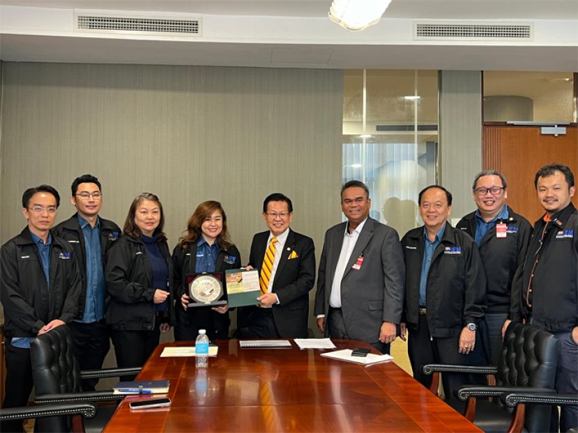 2024年马来西亚工程师协会砂分会晚宴筹委会主席刘善君（左四）移交邀请函及纪念品予砂拉越交通部长拿督斯里李景胜（中），左三为马来西亚工程师协会（IEM）砂拉越分会主席沈惠卿，右四为前主席拿督查南。