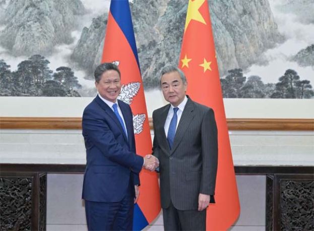 中国外交部长王毅（右）16日在北京会见柬埔寨副首相孙占托。