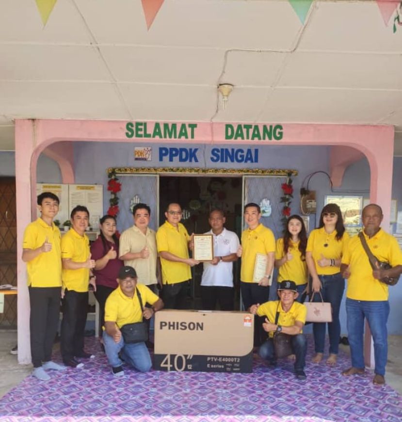 人联党石隆门支部主席张毓伦（左7）与支部副主席黄授珊（左5）亲自移交一台捐赠的智能电视予 PDK Singai，以协助中心未来教学及康复训练。仪式上，PDK Singai 主席兼村长托尼森（左6）也代表中心，回赠感谢状予支部团队，以表彰支部对社区的关怀与支持。左起为党员克莱尔、县议员温纡燕、县议员钟姒容、党员沙比利、本固鲁温武胜、党员舒克里、县议员黄展辉及党员马特力。