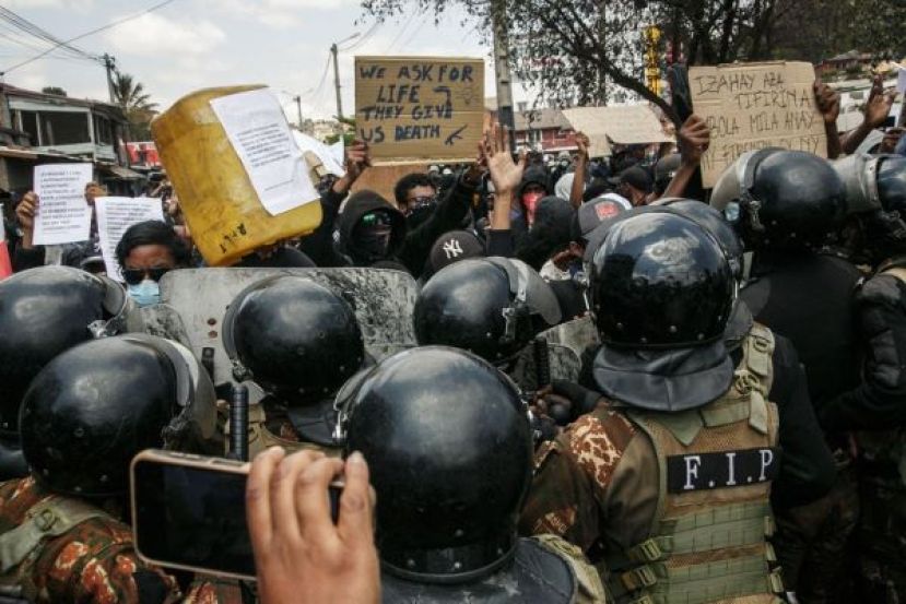 马达加斯加示威至少22人丧命，总统解散政府。