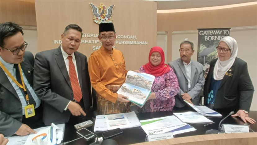 砂拉越旅游丶创意产业及表演艺术部长兼三马拉汉综合区域发展机构主席拿督斯里阿都卡林向媒体展示哥打三玛拉汉区的林荫大道项目蓝图。