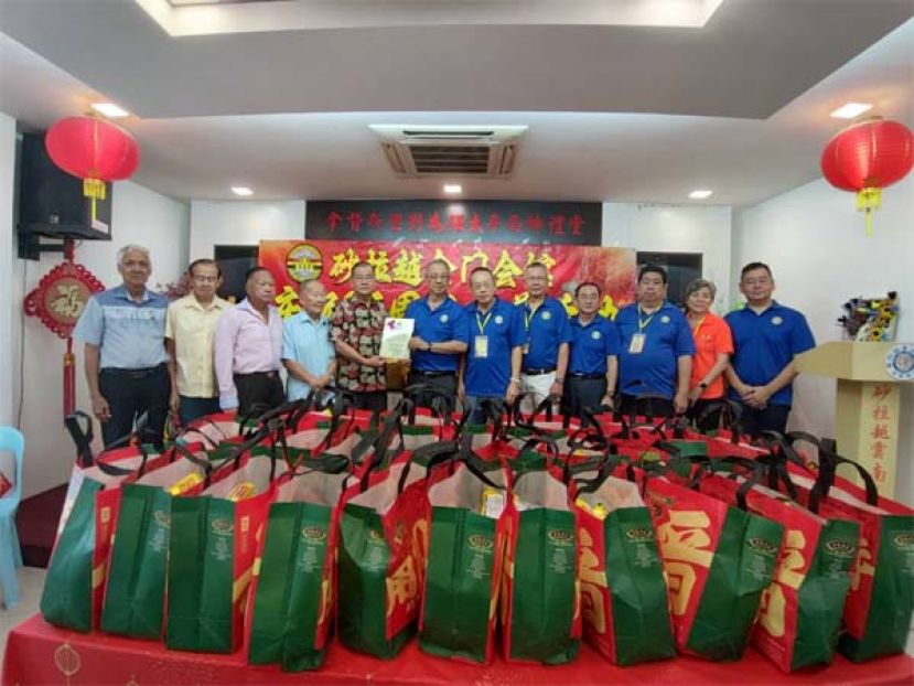 砂拉越云南善堂主席郑文新（左5）在众人陪同下，颁发感谢状予砂拉越金门会馆主席洪益勤（右7）。陪同在旁的分别包括砂拉越云南善堂中文书张寿国（左起）、秘书张南华、副主席郑瑞福、副主席钟名宝；砂拉越金门会馆副财政黄冀义（右起）、妇女组主任蔡盈盈、财政洪清文、秘书叶宗元、顾问蔡显宗及副主席黄武通