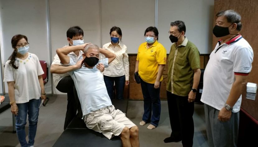 来自台湾著名许国模医师（左2）在人联党峇都林当支部为民众整骨义诊；右2起为支部主席薛华东、义诊活动筹委联合主席温燕薇市议员；右一是义诊联合主席陈中兴。
