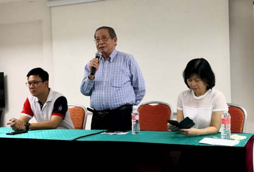 林吉祥（中）在论坛上发言。(左一)为林财耀及郑爱鸰(右一)。