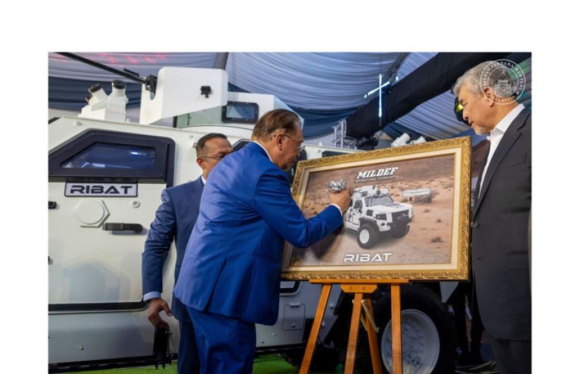 首相安华为“Ribat”高机动轻型战术车主持推介礼。