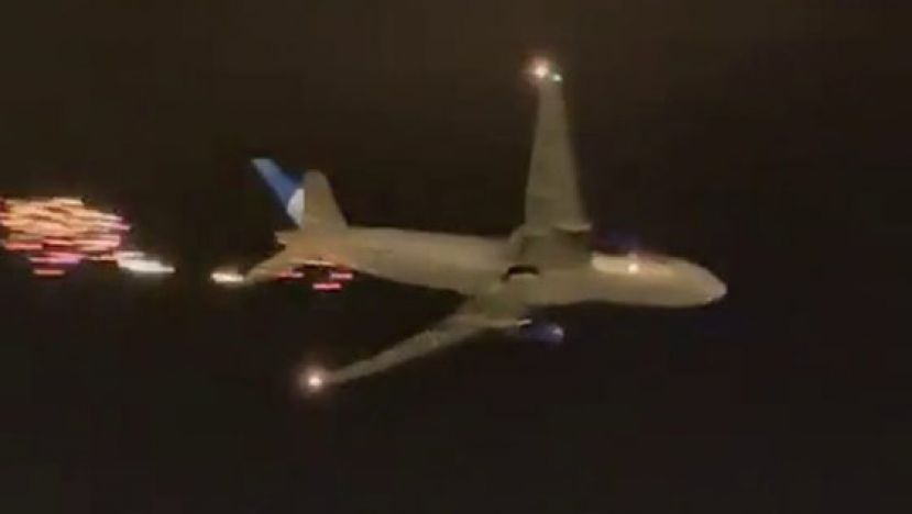 美联航班空中起火，景象触目惊心。