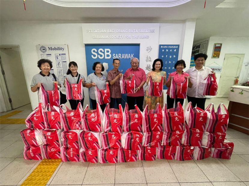 善心人士苏子灿（右四）移交礼品给王长水路睦邻委员会主席羅納德（左四）。左起为该委员会理事黄渼英（左加女）、陈小玲及&ldquo;迎春吉祥接祝福&rdquo;活动副筹委会主席梁珮珊；右起为该委员会秘书邹德廉、南雁民族管弦乐团歌唱组副组长范招苑及秘书吴桂兰。