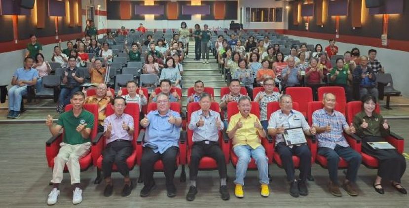 出席&ldquo;环保酵素工作坊&rdquo;的主宾、嘉宾与参与者齐聚一堂合影留念，并以竖起拇指的方式表达对环保酵素理念的支持与肯定。