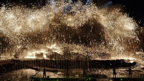 晋城司徒小镇里表演的打铁花场面恢宏。