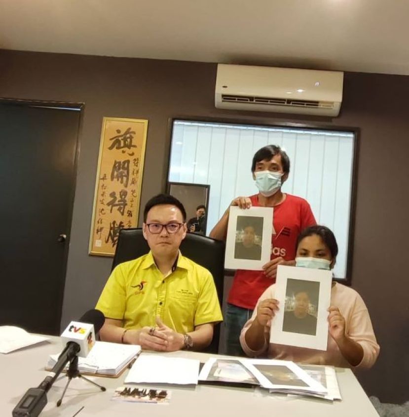 砂人联党公共投诉局主任符祥威（左）在受害者双亲，在新闻发布会上一摄。