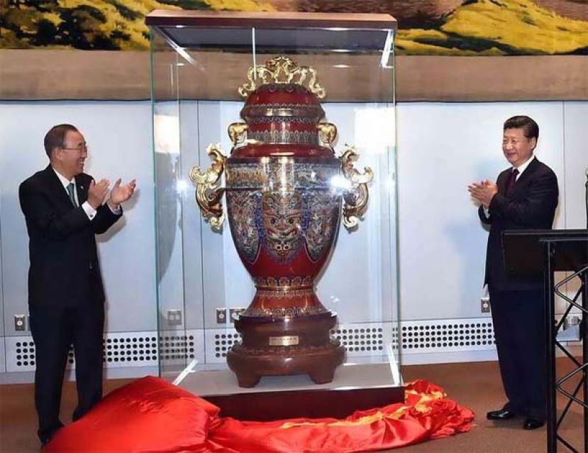 2015年9月27日，习近平在纽约出席中国向联合国赠送&ldquo;和平尊&rdquo;仪式。时任联合国秘书长潘基文出席。（图：新华社）