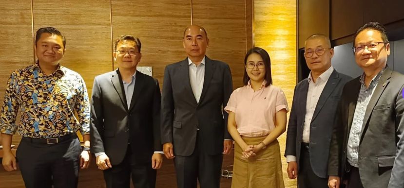 吴逸平（左3起）带领中总领袖与王晓庭会面交流，左起为林振辉、叶翃瑚、吕海庭和陈杰辉。