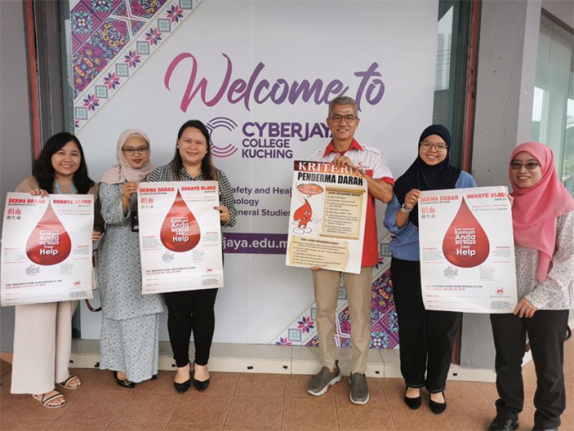 马红新月会实淡宾区部主席蔡先生（右三）与国家肾脏基金会委员会成员呼吁公众当天捐血及进行免费健康检查。