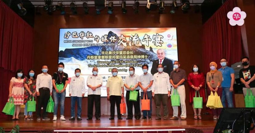 吴添泉（左6）在华社与媒体交流午宴上，与来自国内各媒体主管合影留念。
