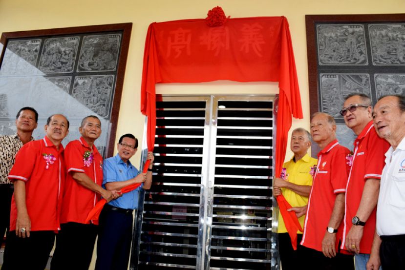 李景胜、陈超耀等人为美里华人慈善信托委员建百姓祠骨灰塔主持启用礼。