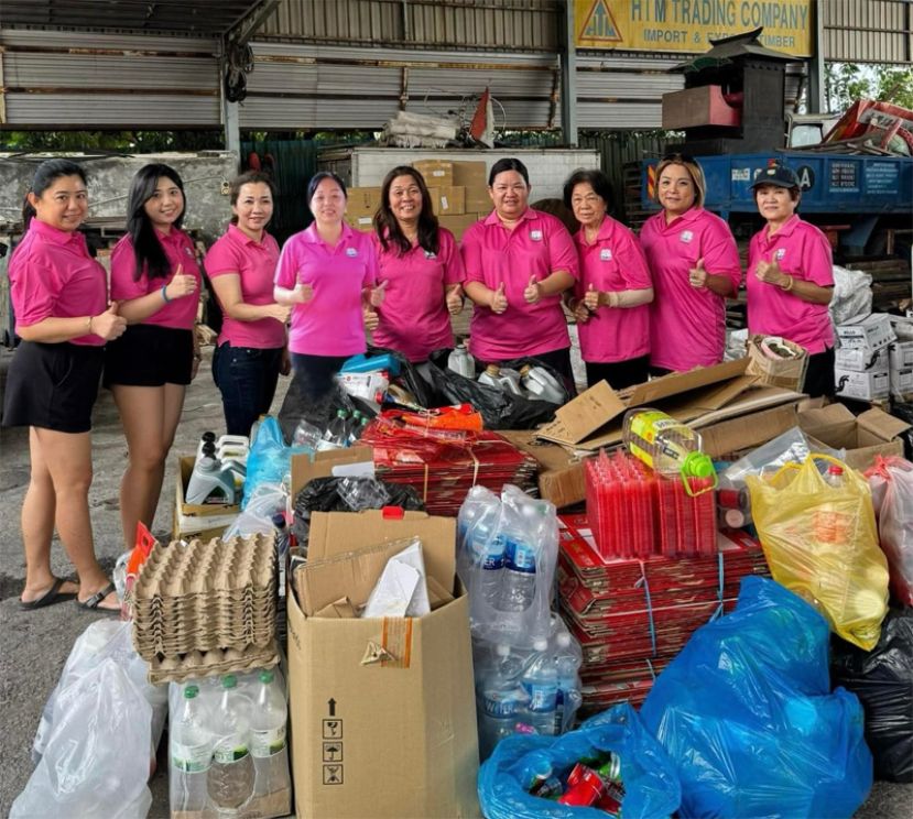 古晋颍川陈氏公会妇女组成员积极进行环保迷你回收活动。中为该组主任陈慧萍。右四为筹委会主席陈惠琴。