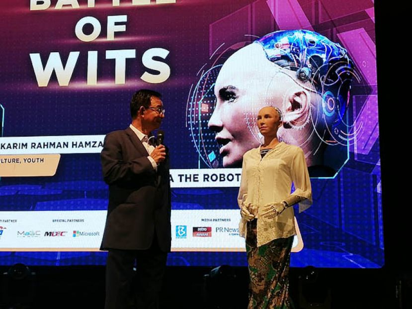 砂旅游、艺术、文化、青年与体育部部长拿督阿都卡林韩沙（左）与机器人索菲亚（右）进行一场人类智慧与人工智能的对话。