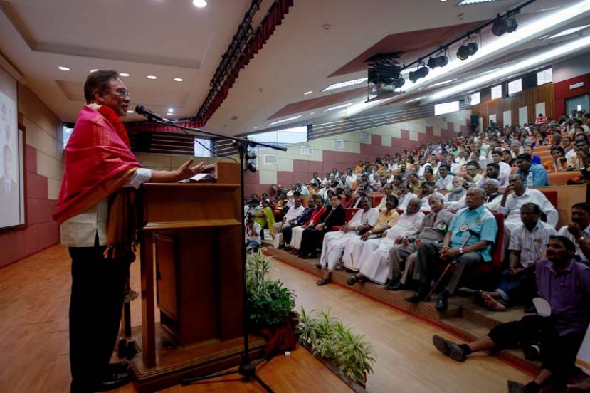 图：人民公正党主席安华在马大国际论坛上致词。