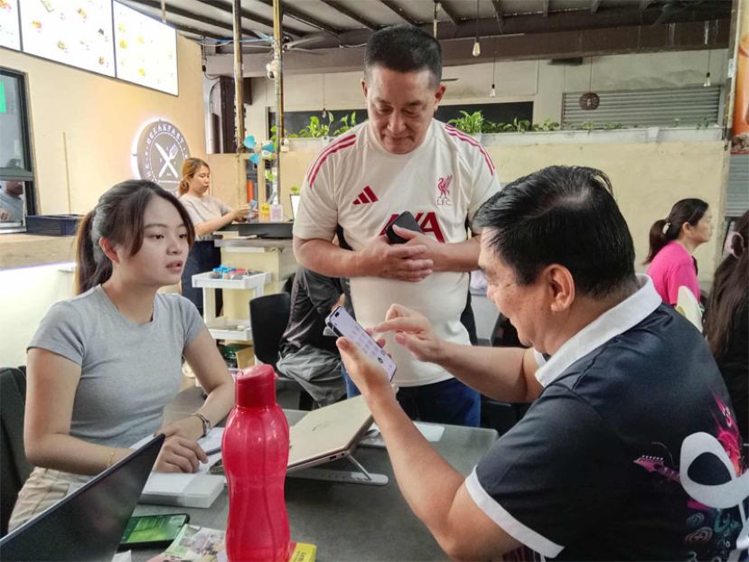 巴都林当区议员施志豪（站者）与团队用心协助各族长辈申请砂政府500令吉&quot;年长者健康福利计划&quot;医疗津贴。