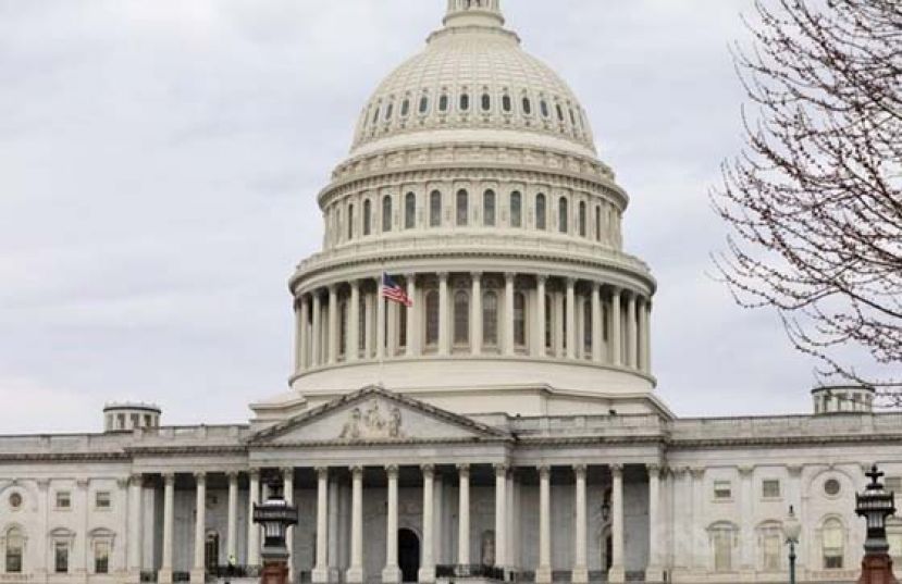 在周五午夜限期前，美国国会参、众两院通过临时拨款法案，避过联邦政府周末起停摆。