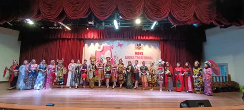 社险砂局长陈邦正（中）受坊间社险福利觉醒协调员陈中兴（左起）、江宗兴，以及薛华东（右1）礼貌拜会。