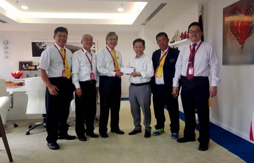 砂拉越田氏公会主席田锡川（左三）移交邀请函予会砂地方政府与房屋部长拿督沈桂贤（右三）。