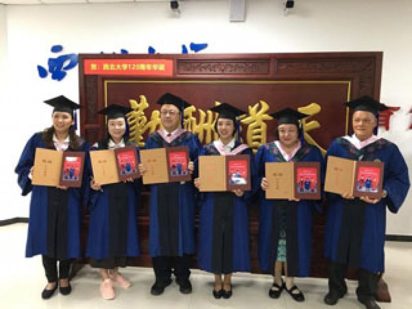 首届《中华文化硕士班学位》课程的毕业生大合照。