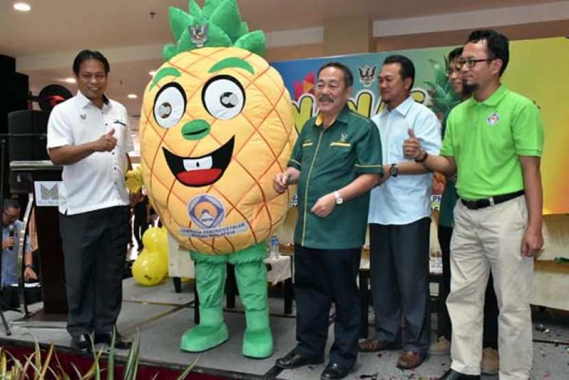 砂土著地发展助理部长拿督罗兰沙加（右三）与砂农业助理部长阿都拉曼依斯迈尔（左一）为凤梨嘉年华主持开幕。