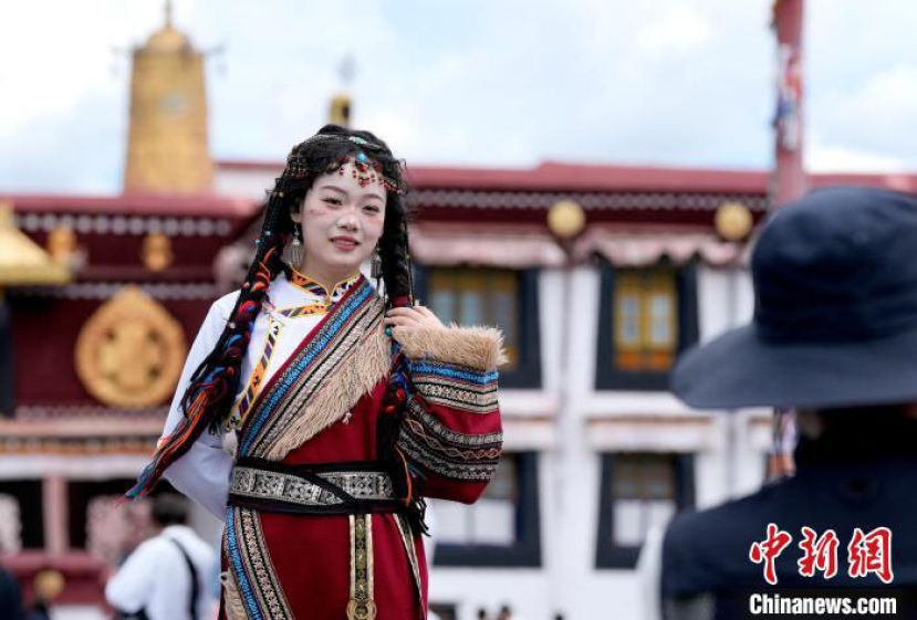 游客在大昭寺广场拍摄藏服写真。