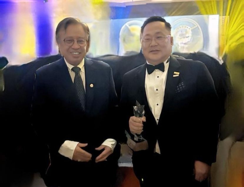 天勝汽车服务首席执行长张荣华（右）荣膺双料奖向主宾砂总理拿督巴丁宜丹斯里阿邦佐哈里面谢。