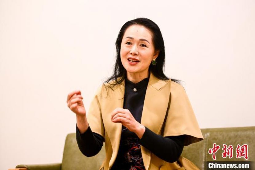 中国戏剧梅花大奖获得者、国家级非物质文化遗产项目评剧代表性传承人冯玉萍在沈阳接受中新社记者采访。