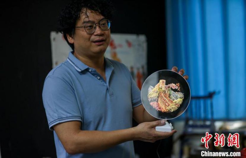 画家盛焰展示原创镜画。