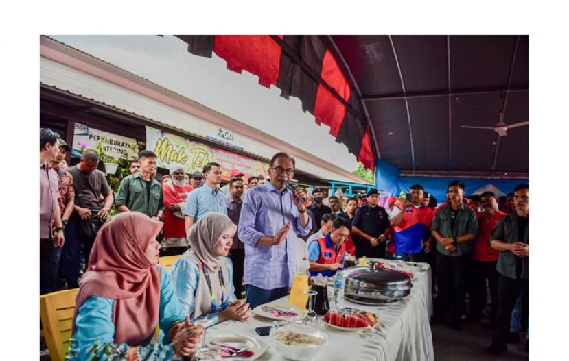 拿督斯里安华在槟城双溪峇甲向民众发表谈话。