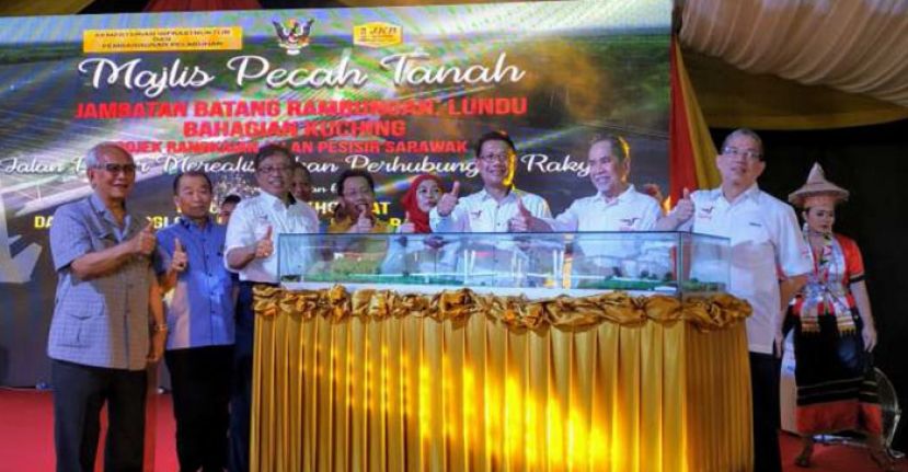 砂首长阿邦佐哈里（左三）与出席嘉宾们掀开红武岸大桥模型。