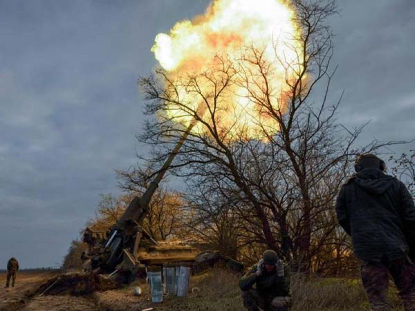 ●俄乌战场上，一处炮兵阵地正在开火。