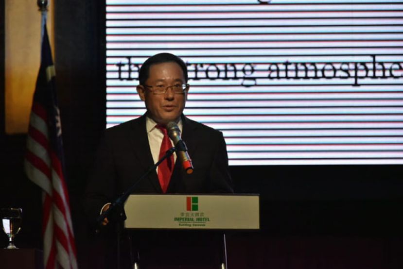 邢伟平总领事在2023年春节招待会上指出，侨胞抓住中马两国大发展机遇，多为中马、中砂互利合作架桥铺路，多为祖籍国经济建设添砖加瓦，多为中华民族伟大复兴贡献力量。让我们用团结之光，照亮中马关系的&ldquo;友谊路&rdquo;。