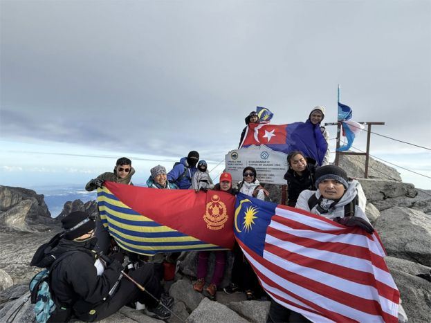 30名来自柔佛州消拯局庆祝国庆日攀登神山
