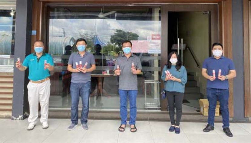 左起为甲必丹许中新、杨岩彬市议员、甲必丹符致宝、甲必丹许碧珠、杨礼鸿为中文报前线记者送上消毒喷雾剂。