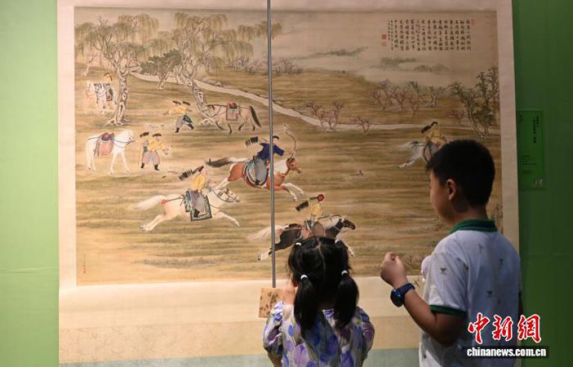 2024年8月7日，&ldquo;丹青互鉴&mdash;&mdash;清宫画家郎世宁开创的艺术世界&rdquo;特展开幕。图为观众在欣赏郎世宁作品《弘历射猎图》横幅。