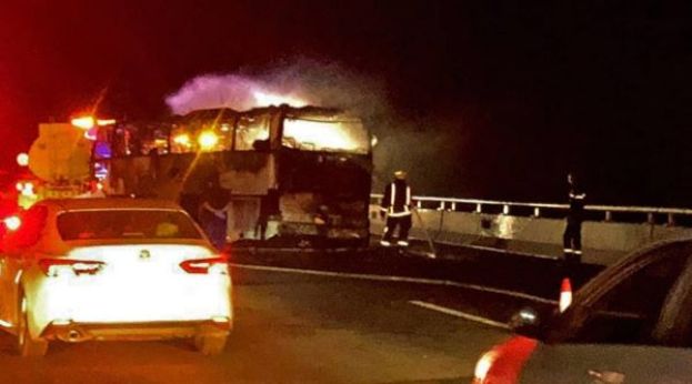 巴士与油槽车相撞起火。