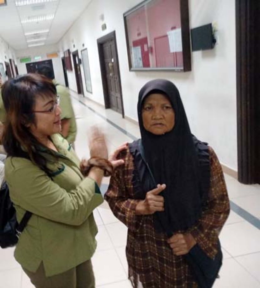 兜售龟蛋而换来一个月牢狱之灾的印尼老妪，面对判决后一脸茫然。