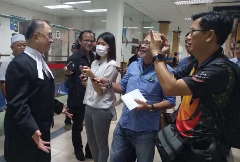 代表砂政府的砂律政署顾问拿督斯里冯裕中在法庭外向媒体发表谈话。