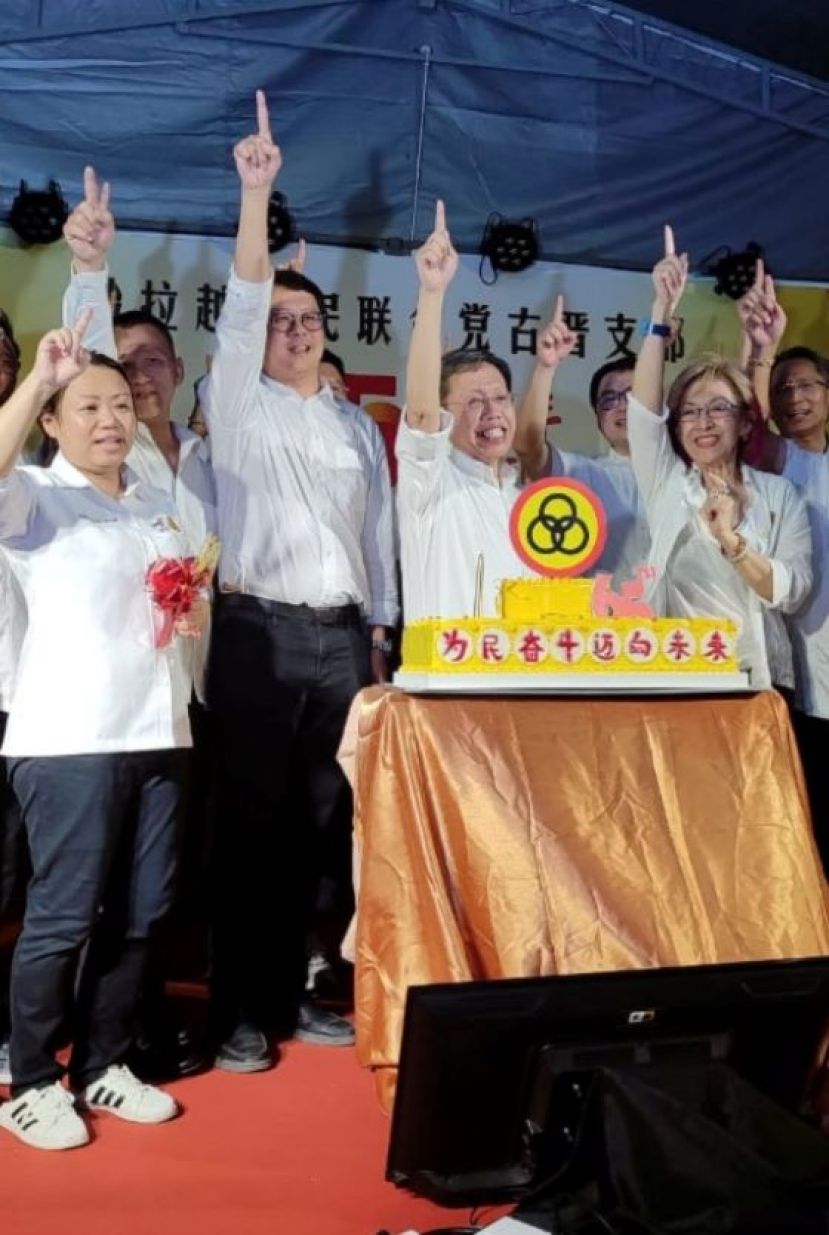 古晋支部65周年庆典的切蛋糕仪式时影，右二为砂副总理拿督阿玛沈桂贤和其他党员一起欢呼&ldquo;Saati&rdquo;。