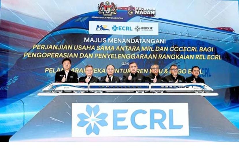 ●陆兆福（中）等嘉宾为电力动车组（EMU）列车设计及东铁标志的活动主持推介礼。左起为中车大连机车车辆有限公司总经理高中德、中国交建马来西亚东海岸铁路项目公司董事总经理孔奇、中国驻马大使欧阳玉靖。右起为大马铁路衔接公司总执行长拿督斯里达维斯、交通部副部长拿督哈斯比及政府首席秘书丹斯里山苏阿兹里。