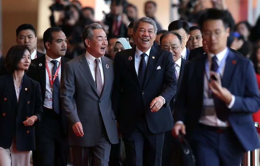 王毅抵达会场 与末哈山同行入场