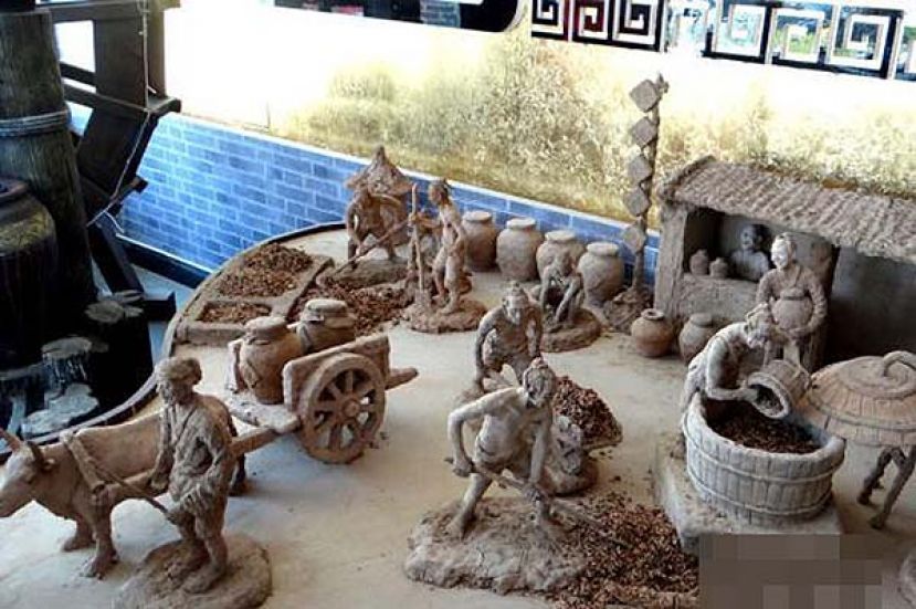 ●甘肃平凉民间艺人赵铁军十八年钻研泥塑创作。图为作品《崆峒黄酒酿造图景（局部）》。
