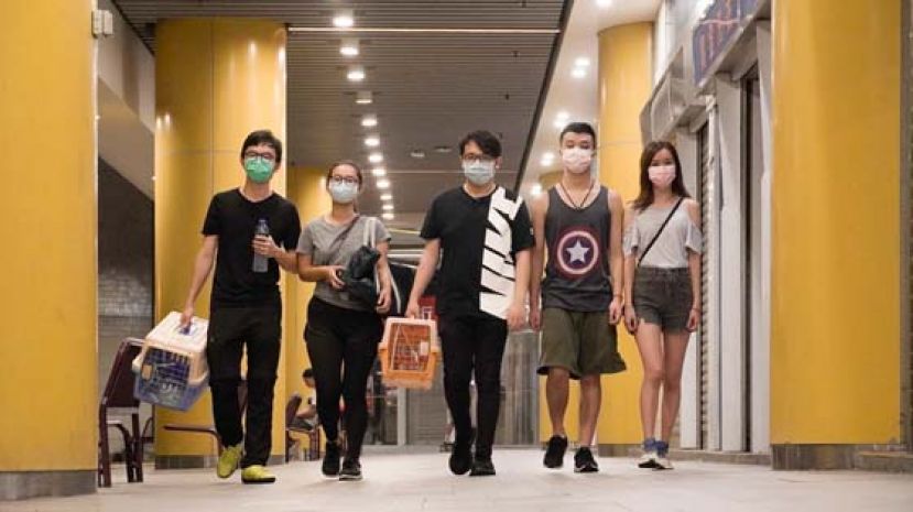 一班东涌街坊为了东涌区的流浪猫，组成了一个救猫组织，由捕捉、暂托、领养都是他们一手包办。