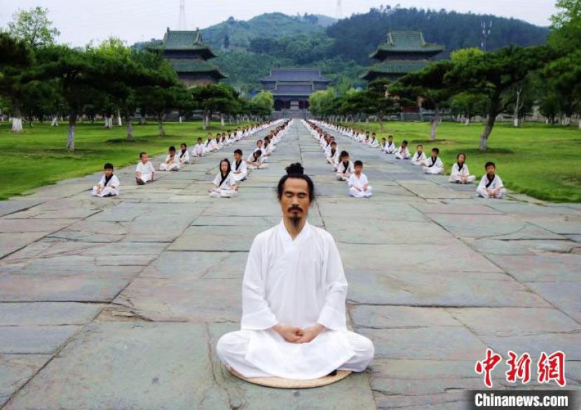 2019年7月26日，武当武术(三丰太极拳)省级非物质文化遗产代表性传承人袁师懋带领学员在武当山练功。